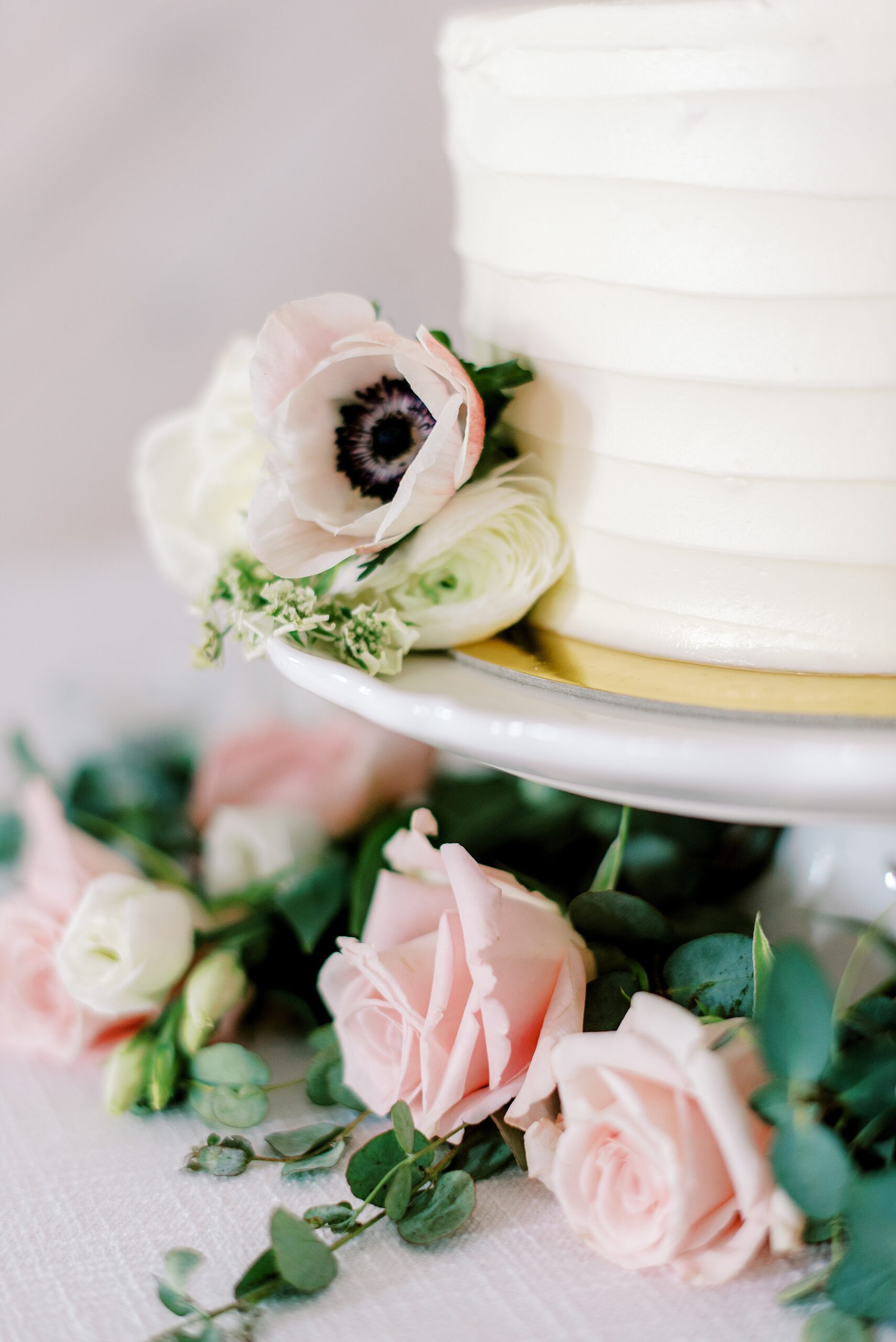 Details of flowers on a white wedding cake